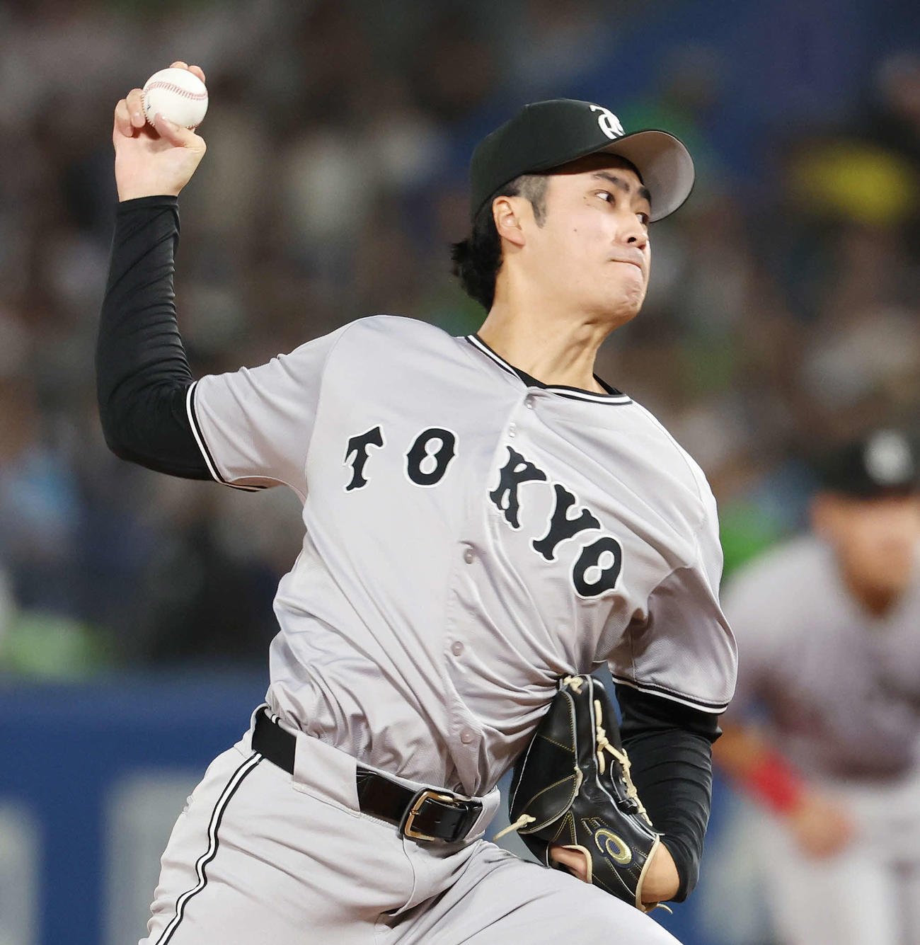 ヤクルト対巨人　巨人3番手の西舘（撮影・宮地輝）
