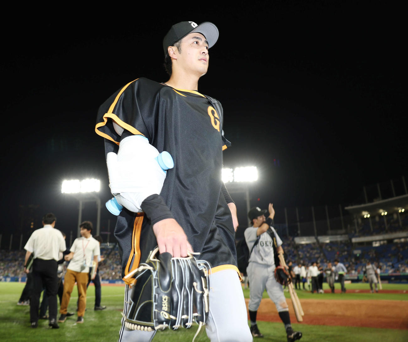 ヤクルト対巨人　試合後、引き揚げる巨人西舘（撮影・宮地輝）