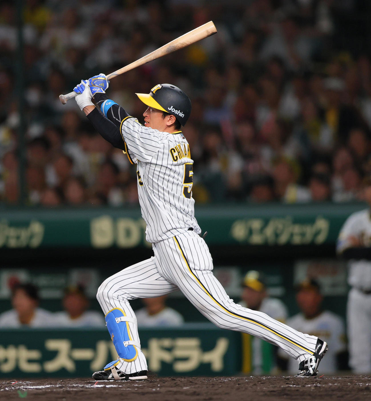 阪神対DeNA 7回裏阪神無死一、三塁、近本は中飛を放ち犠飛とする（撮影・上山淳一）