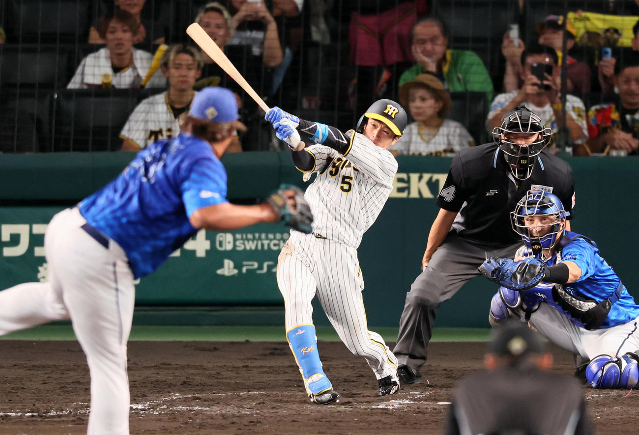 阪神対DeNA 7回裏阪神無死一、三塁、近本は中犠飛を打ち上げる。投手ディアス（撮影・加藤哉）