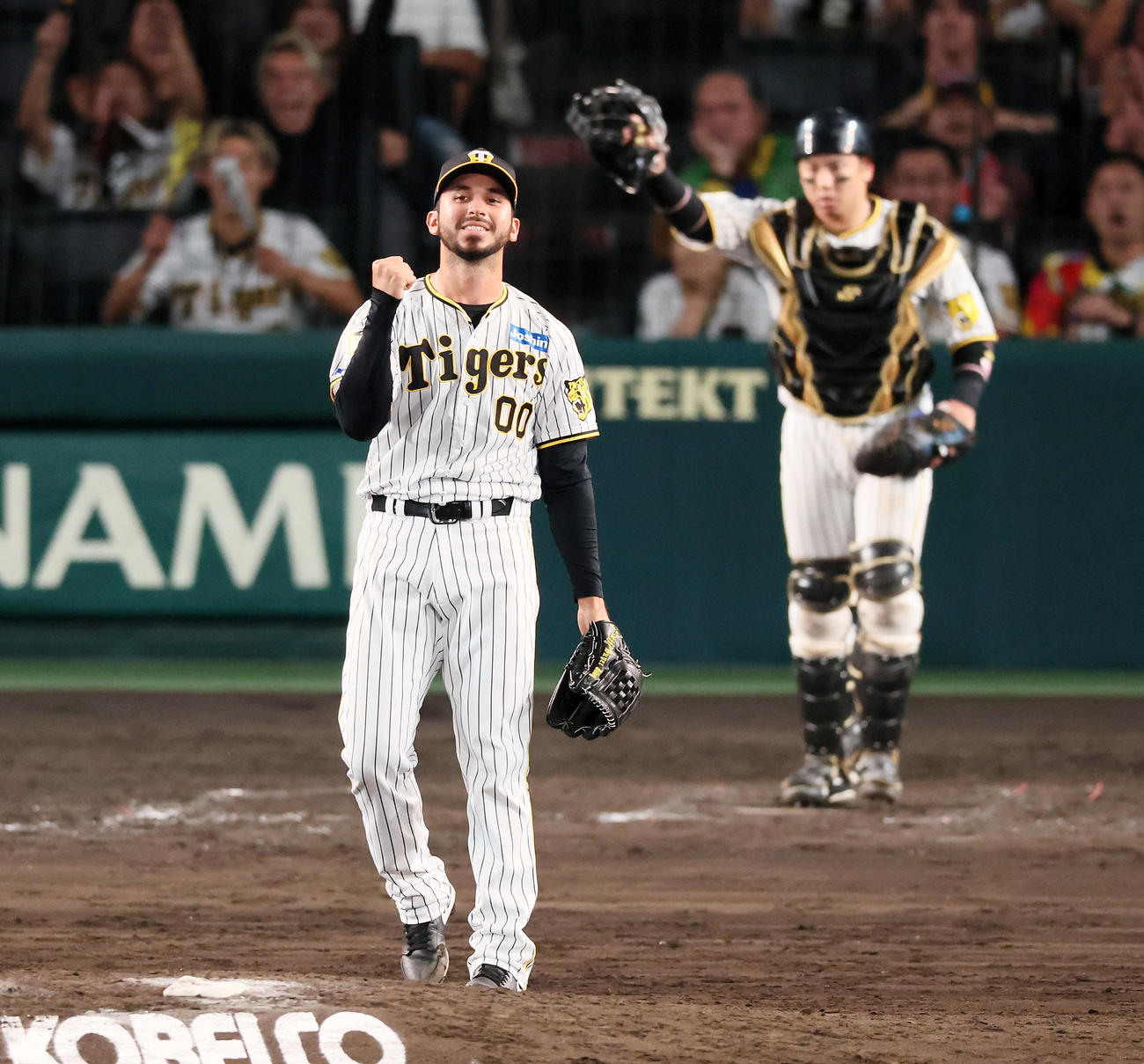 阪神対DeNA 9回表DeNA2死一、二塁、ゲラは牧を遊ゴロに仕留めマウンドでガッツポーズを見せる（撮影・加藤哉）