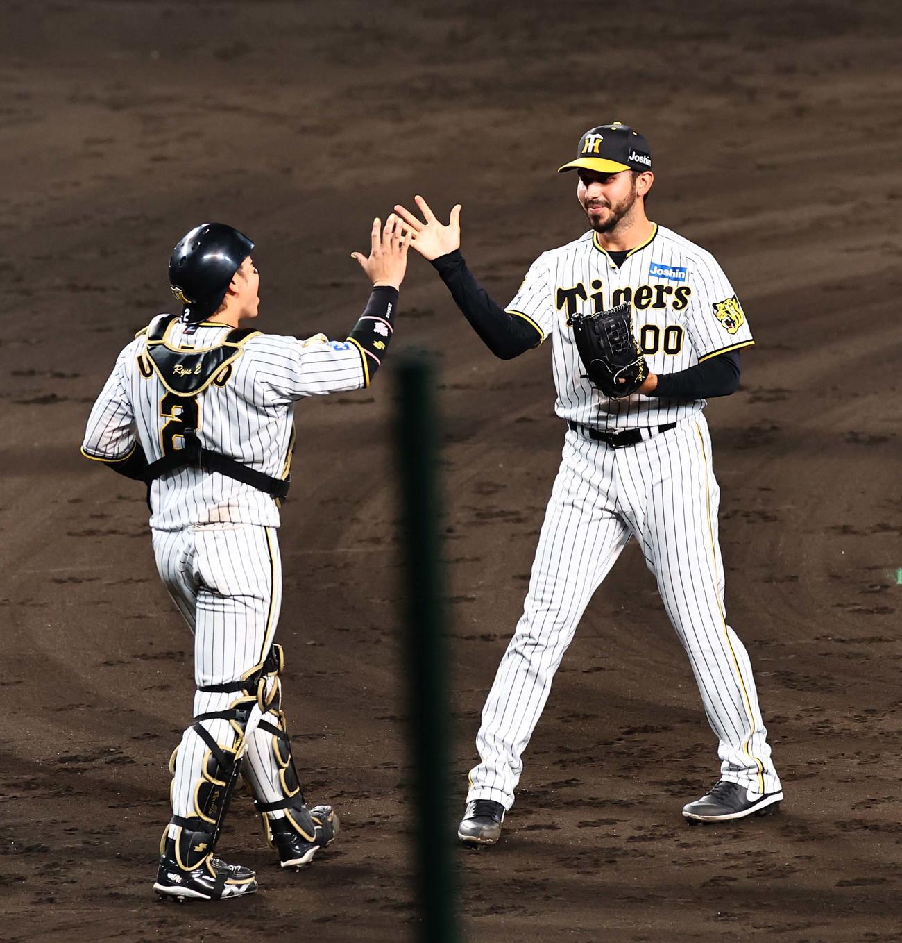 阪神対DeNA　梅野（左）とハイタッチして勝利を喜ぶゲラ（撮影・上田博志）