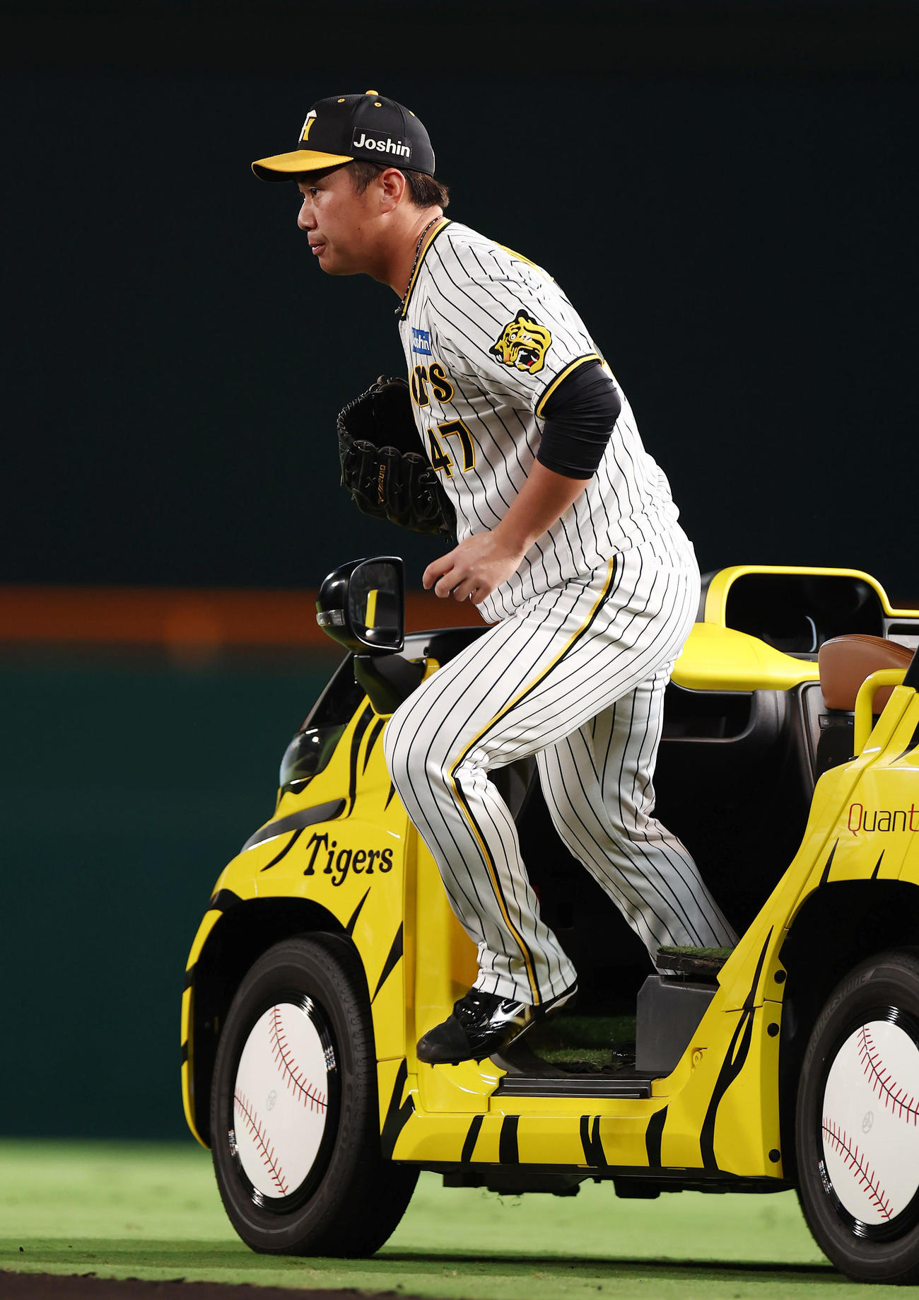 阪神対DeNA 8回表、リリーフカーからマウンドへ向かう阪神桐敷（撮影・前田充）