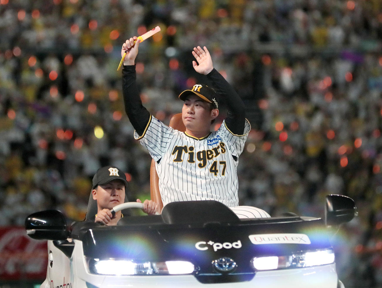 阪神対DeNA　ファンの歓声に手を振って応えるヒーローの阪神桐敷（撮影・上山淳一）