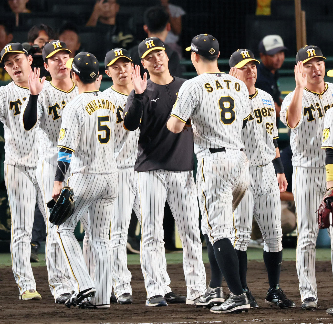阪神対DeNA DeNAに勝利し佐藤輝らナインとタッチする漆原（撮影・加藤哉）