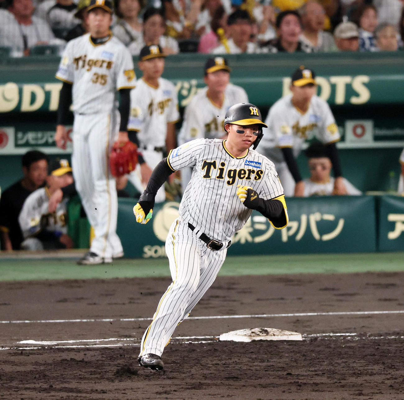 阪神対DeNA 3回裏阪神2死一塁、森下は中へ適時二塁打を放つ（撮影・加藤哉）