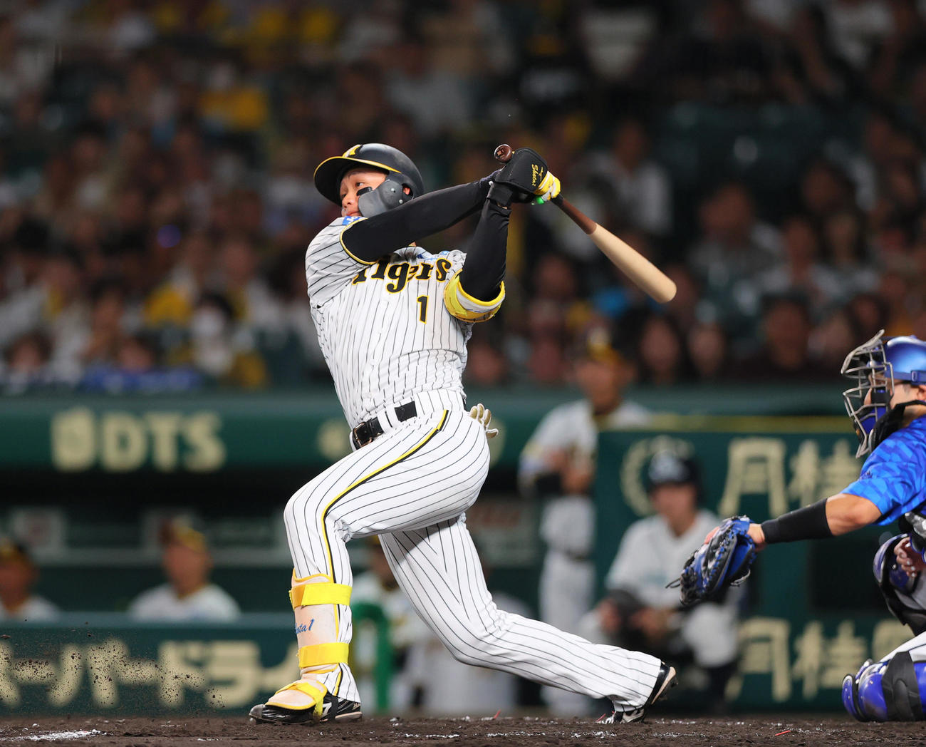 阪神対DeNA 3回裏阪神2死一塁、森下は左越え適時二塁打を放つ（撮影・上山淳一）