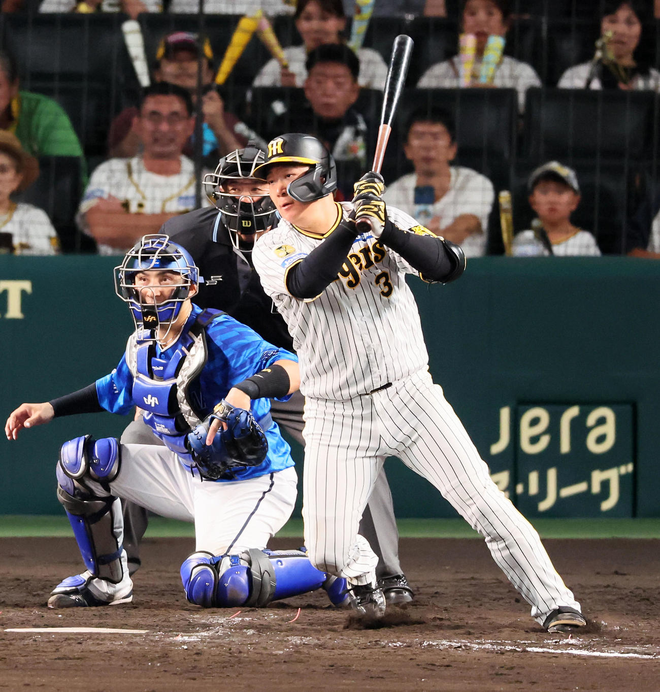 阪神対DeNA 7回裏阪神2死一、二塁、大山は右翼へ適時打を放つ（撮影・加藤哉）
