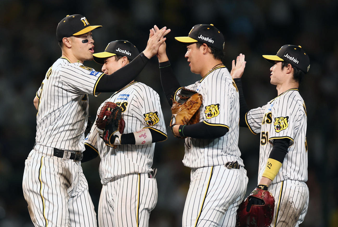 阪神対DeNA DeNAに逆転勝利しタッチを交わして喜ぶ、左から阪神佐藤輝、木浪、大山、中野（撮影・前田充）