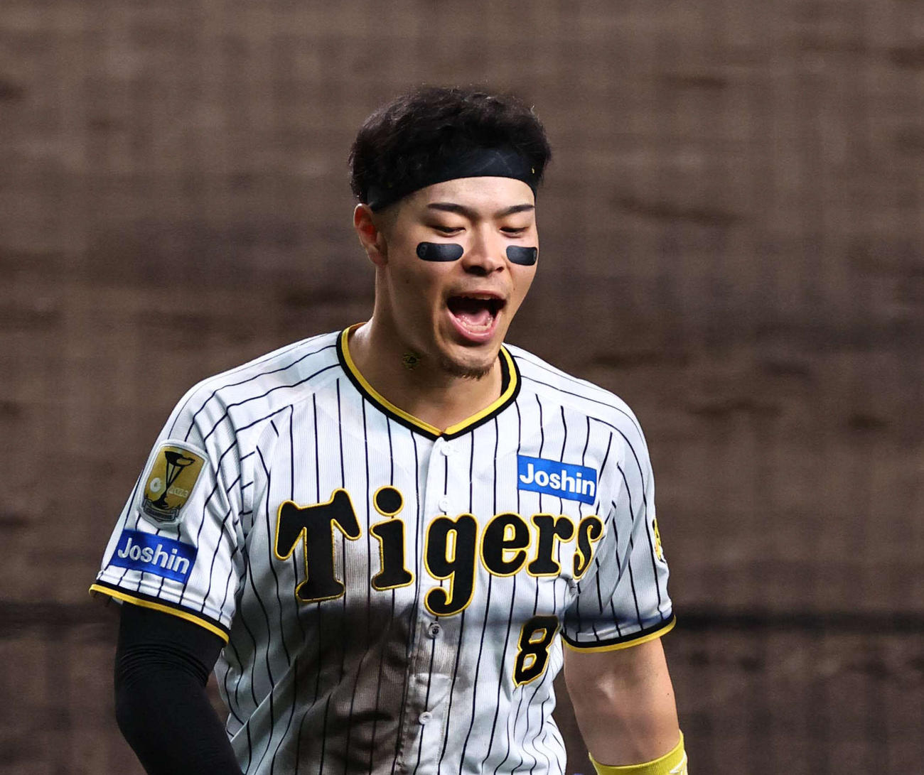 阪神対DeNA 7回裏阪神2死一、二塁、逆転2点三塁打を放った佐藤輝は雄たけびを上げながらベンチに引き揚げる（撮影・上田博志）