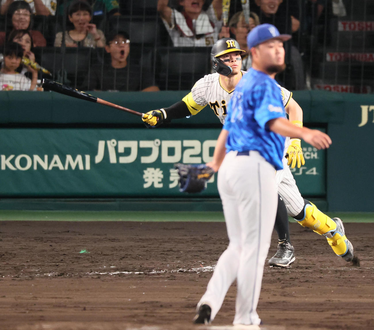阪神対DeNA 7回裏阪神2死一、二塁、佐藤輝は左へ適時三塁打を放つ。投手伊勢（撮影・加藤哉）