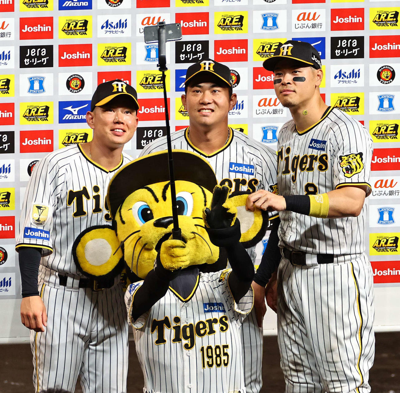 阪神対DeNA　記念撮影をする左から糸原、桐敷。トラッキーの耳をつかむ佐藤輝（撮影・上田博志）
