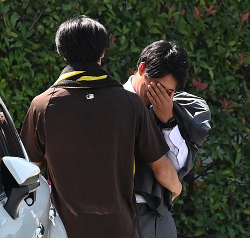 戦力外通告を受けた岩田（右）は湯浅に涙であいさつ（10月1日撮影）