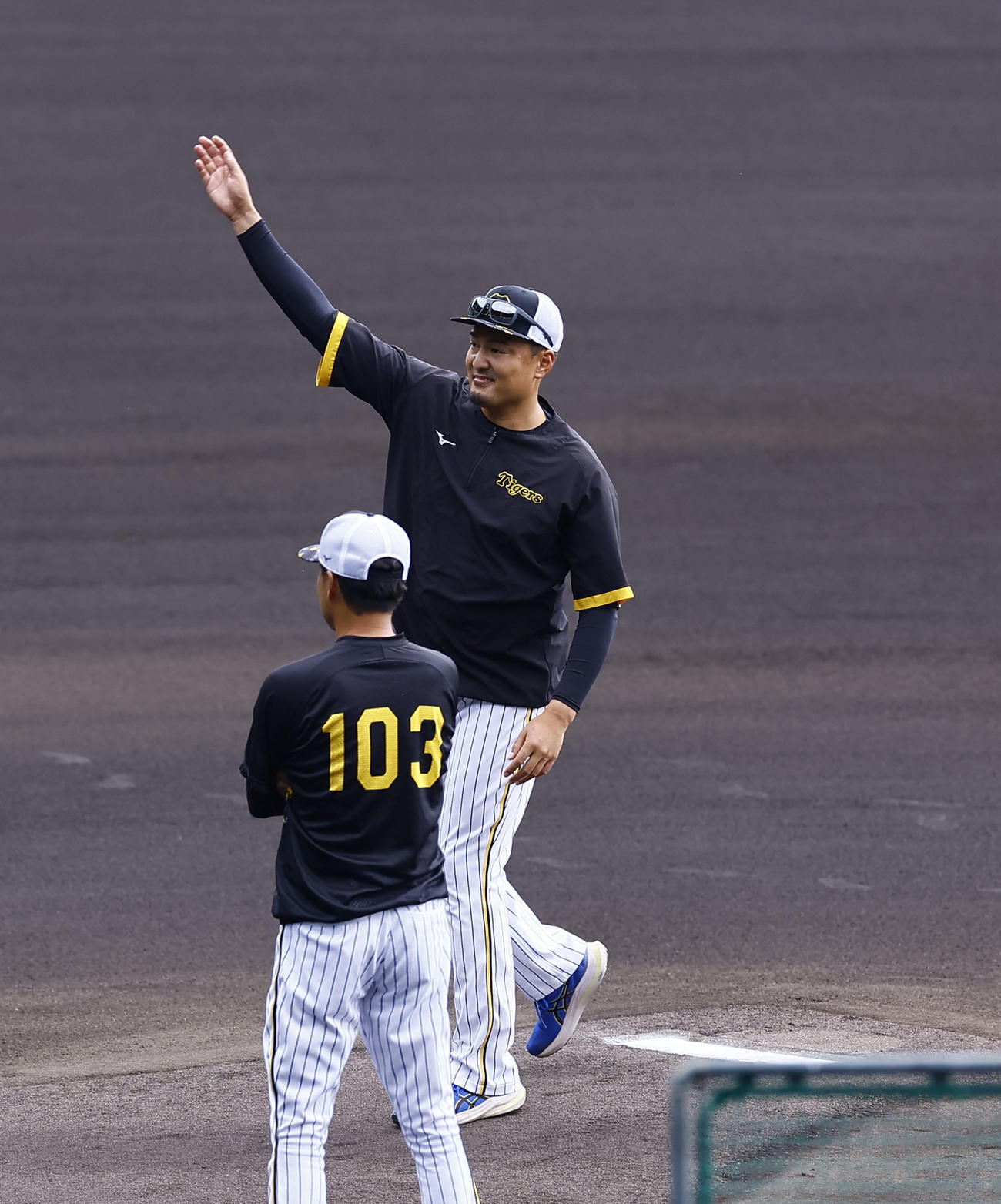 阪神対DeNA　ファイナルファーストピッチを控え、マウンドを確かめる阪神秋山（撮影・藤尾明華）
