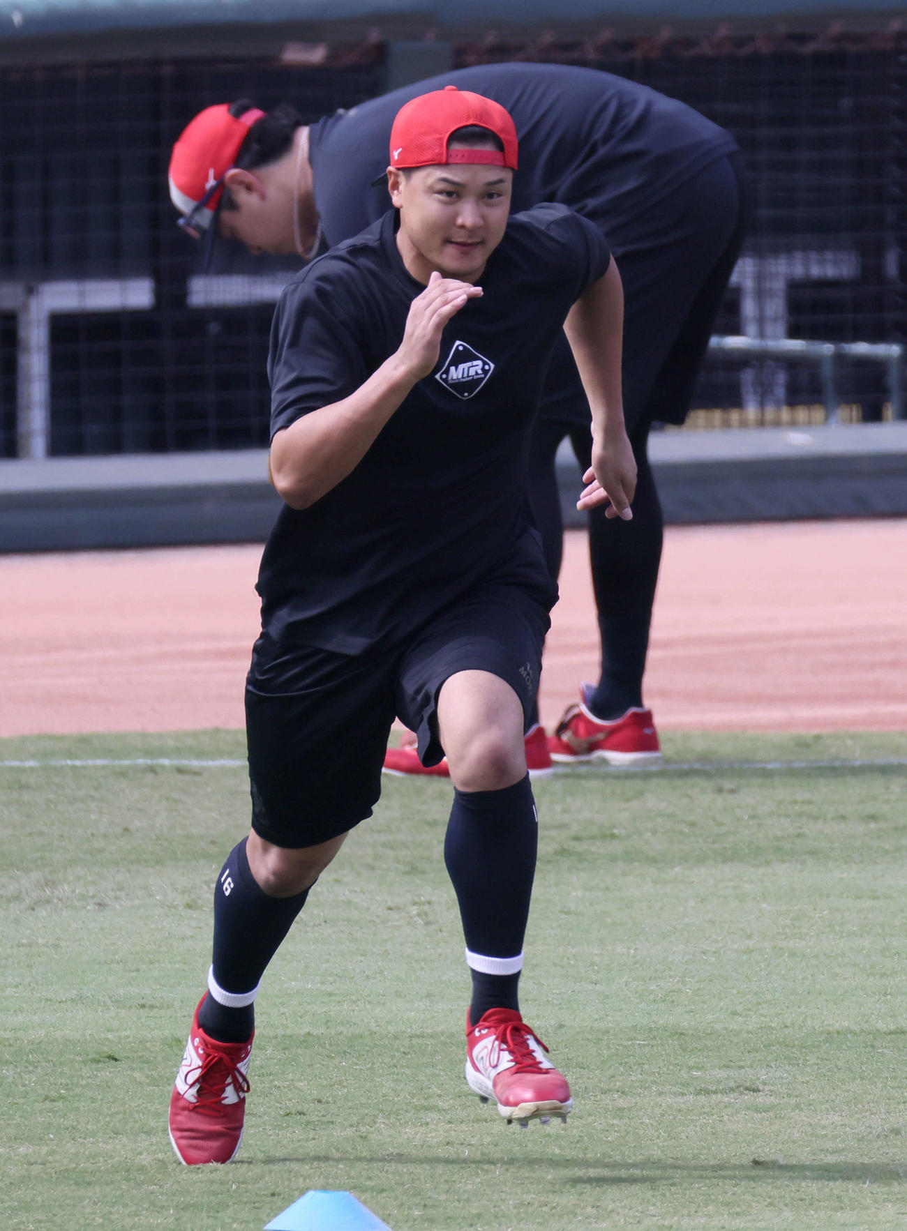 投手指名練習中、走り込む広島森（撮影・加藤孝規）