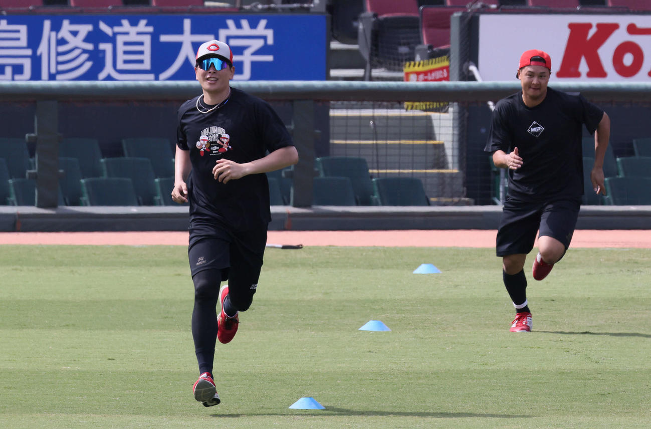 投手指名練習中、走り込む広島大瀬良（左）と森（撮影・加藤孝規）