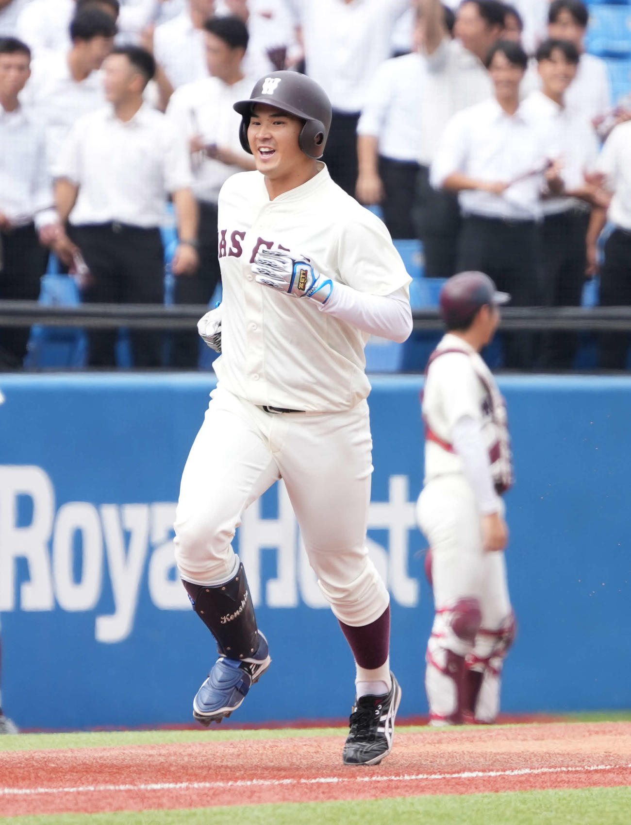 早大対法大　4回表早大2死一塁、前田は右越えに先制2点本塁打を放つ（撮影・小沢裕）