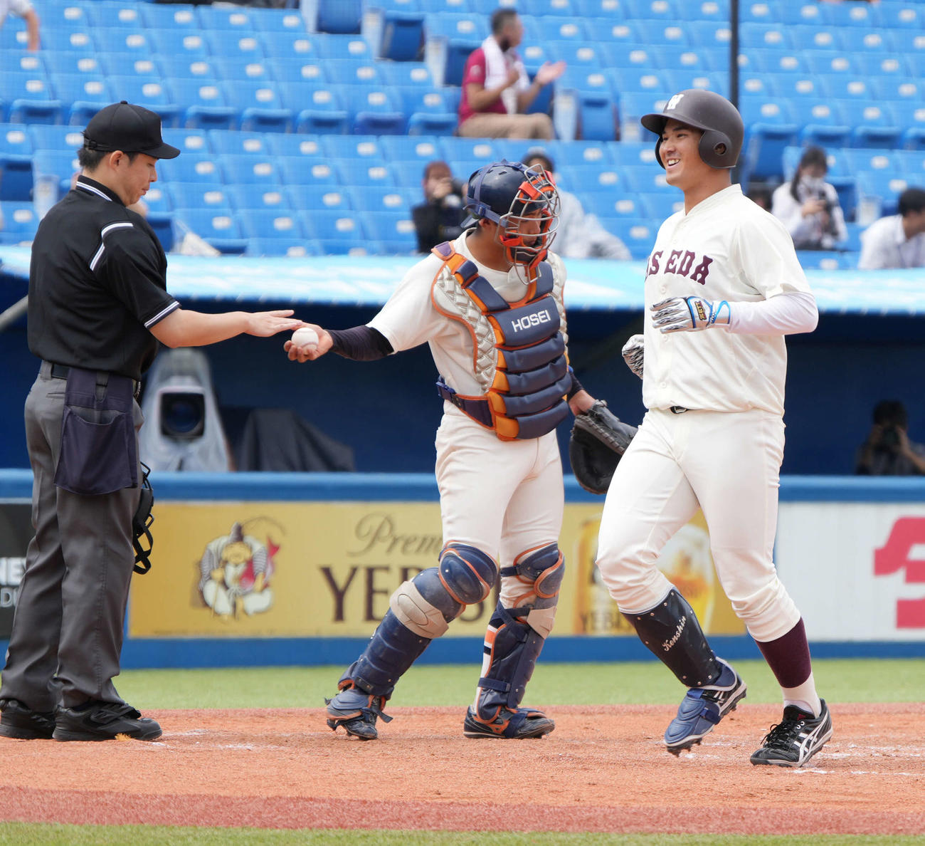 早大対法大　4回表早大2死一塁、前田（右）は右越えに先制2点本塁打を放ち生還する（撮影・小沢裕）