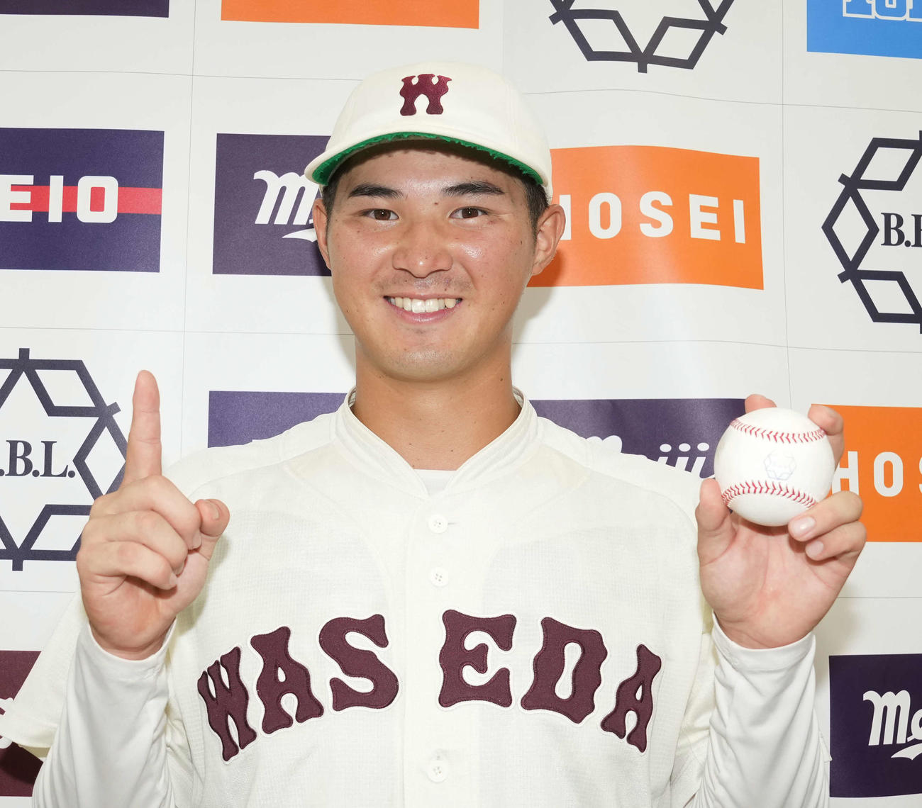 早大対法大　リーグ戦初本塁打の記念球を手に笑顔を見せる早大・前田（撮影・小沢裕）