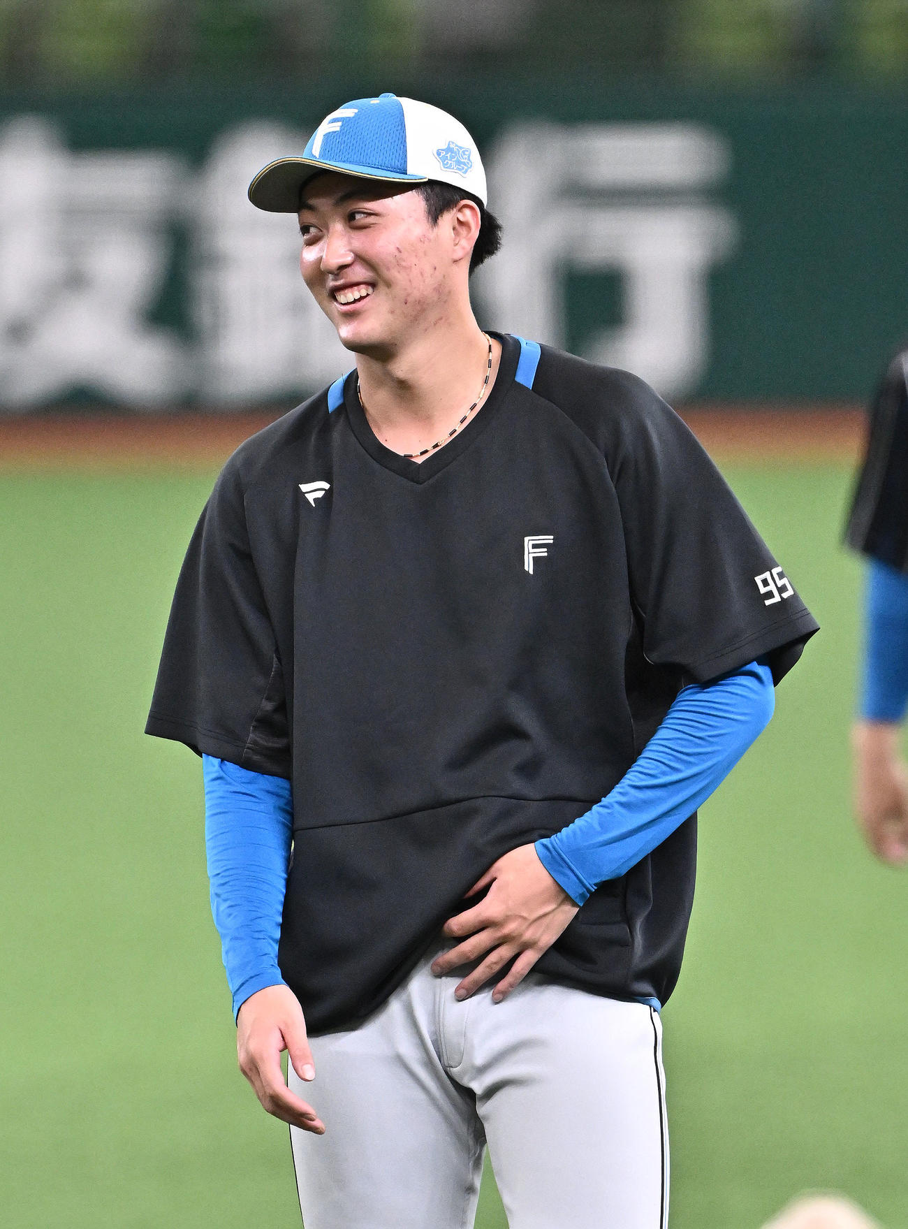 西武対日本ハム　1軍に再昇格し調整する日本ハム柳川（手前）（撮影・滝沢徹郎）