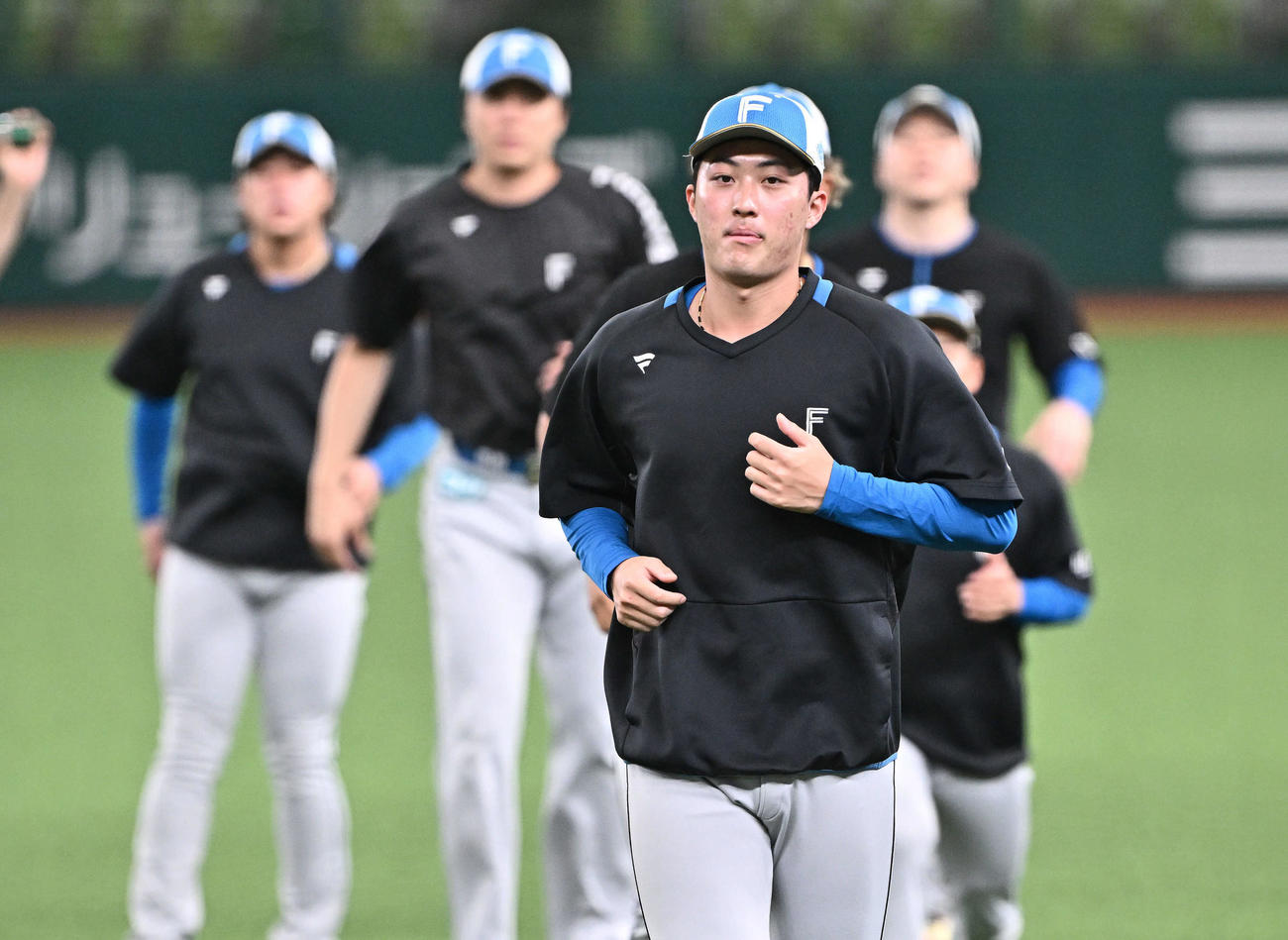 西武対日本ハム　1軍に再昇格し調整する日本ハム柳川（手前）（撮影・滝沢徹郎）