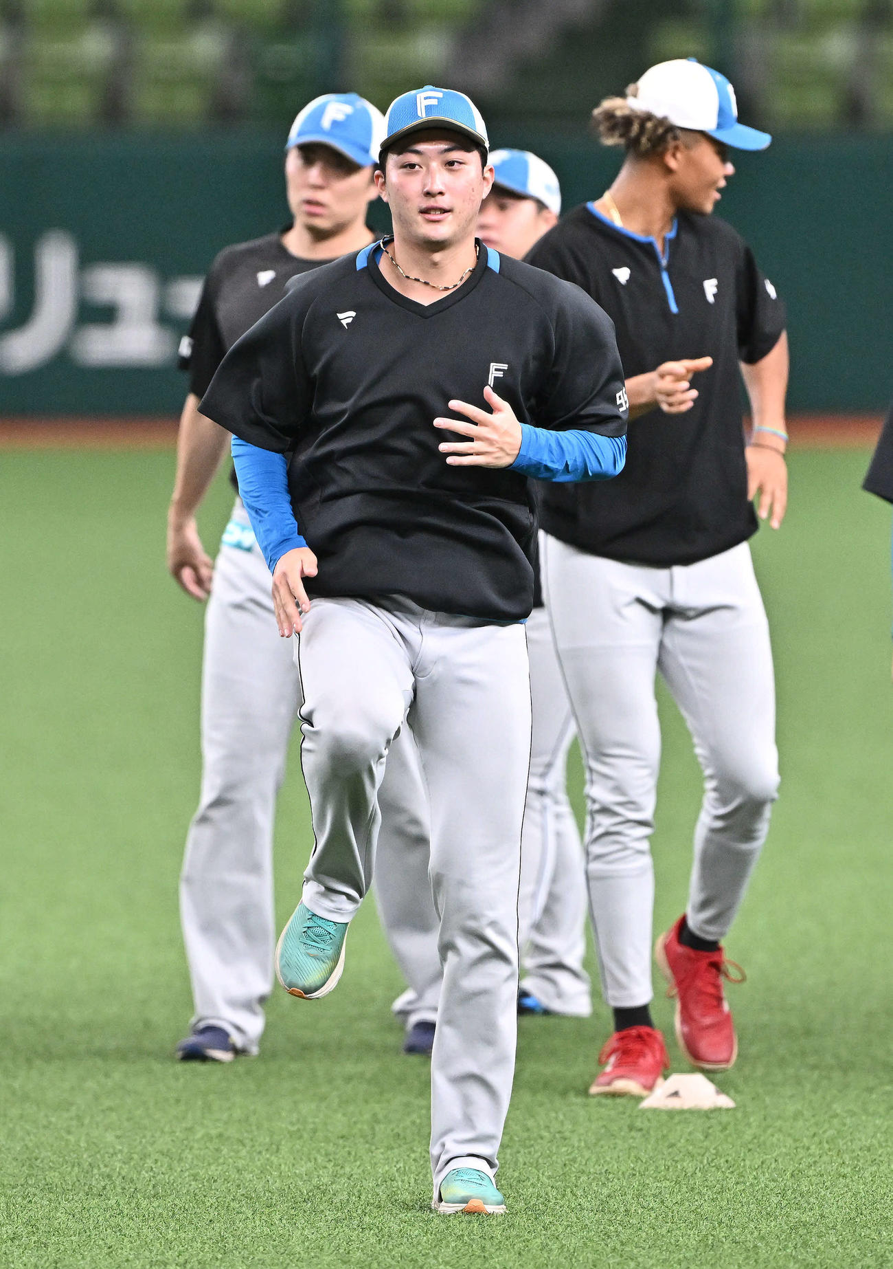 西武対日本ハム　1軍に再昇格し調整する日本ハム柳川（手前）（撮影・滝沢徹郎）