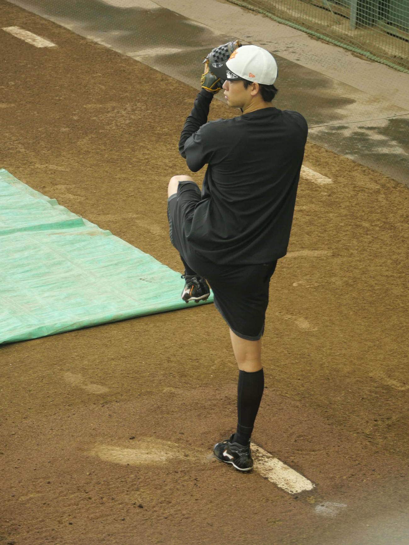 ブルペンで投球練習をする巨人山崎伊（撮影・上田悠太）