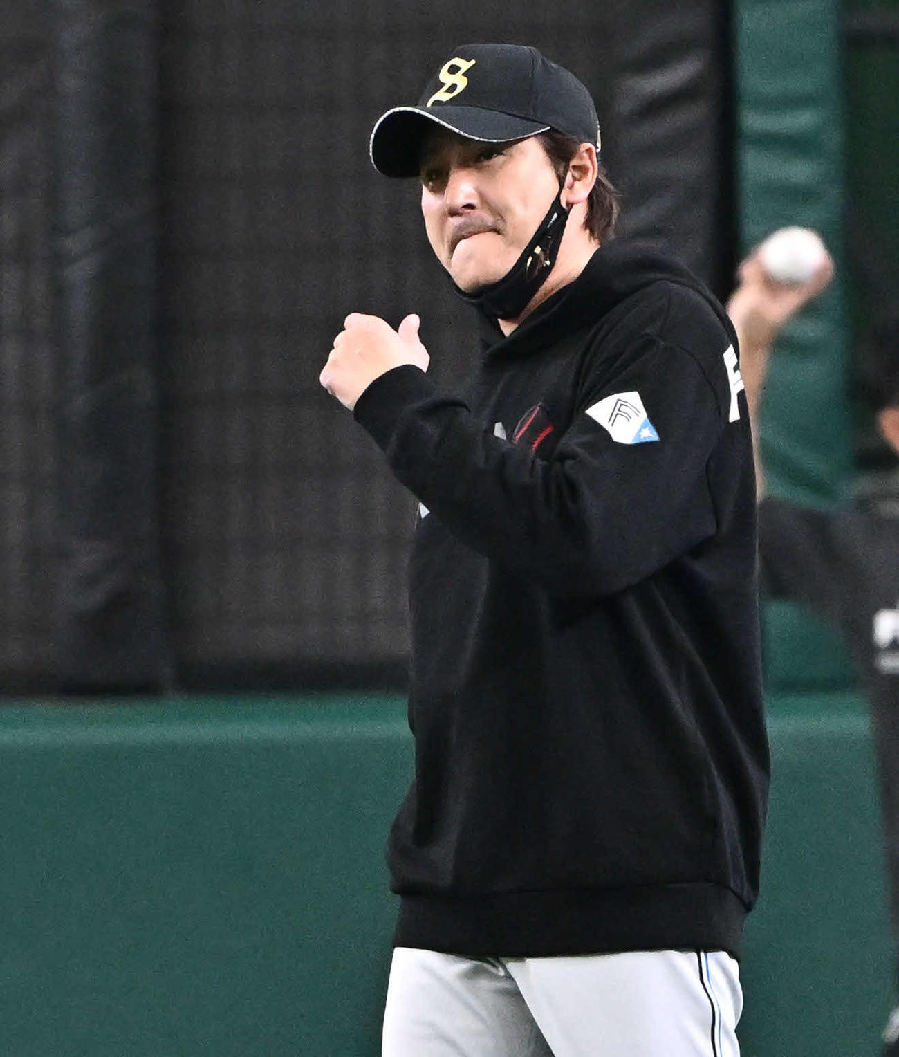西武対日本ハム　試合前練習を見守る日本ハム新庄監督（撮影・滝沢徹郎）