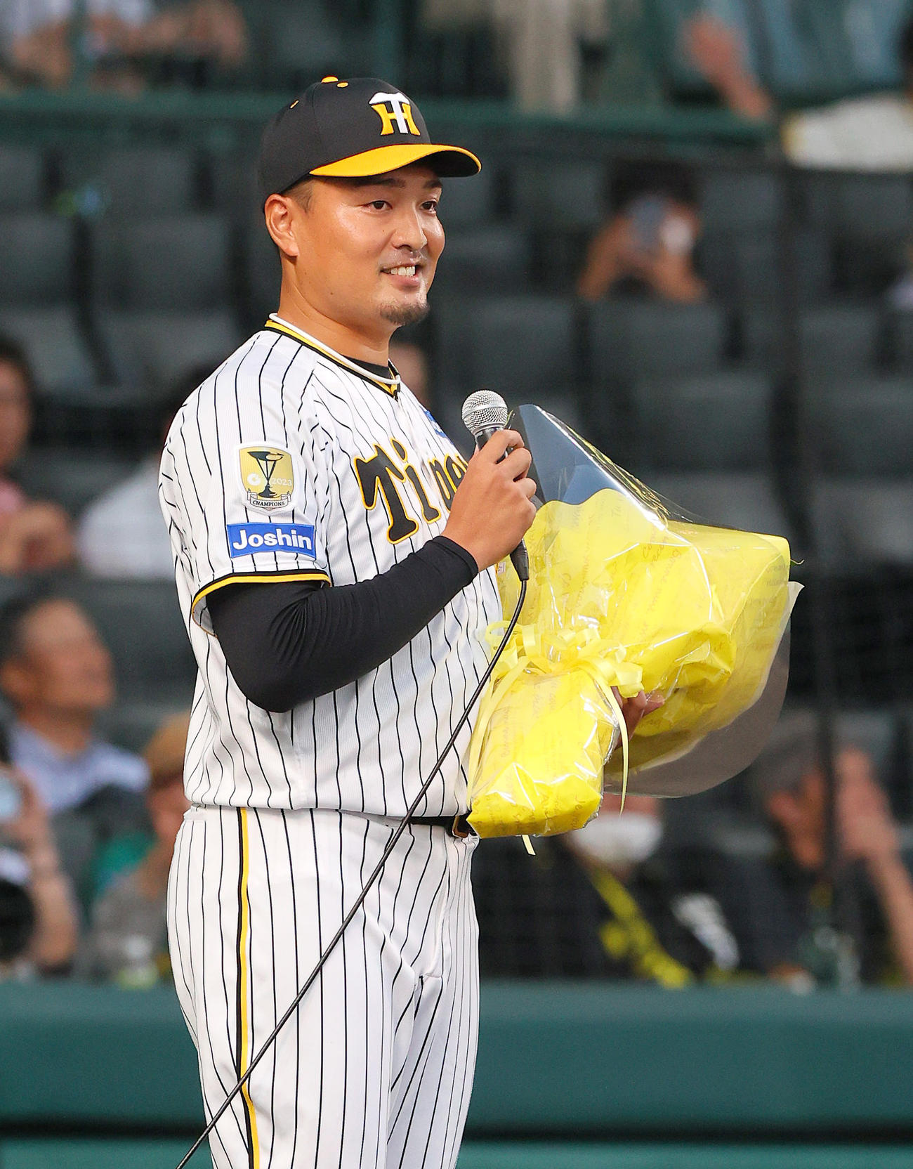 阪神対DeNA　ファイナルピッチを終えた阪神秋山拓巳はファンにあいさつする（撮影・上山淳一）