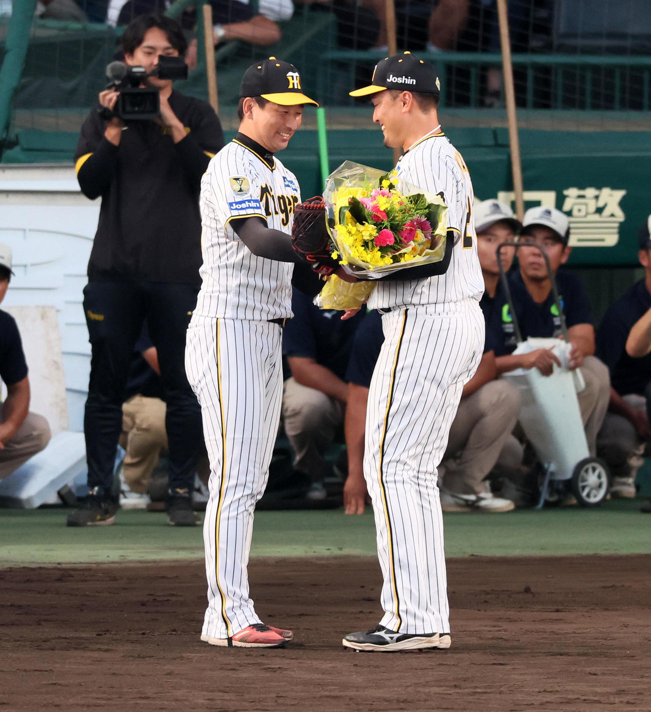 阪神対DeNA　ファイナルピッチセレモニーを終えた秋山（右）に花束を贈呈する岩崎（撮影・加藤哉）