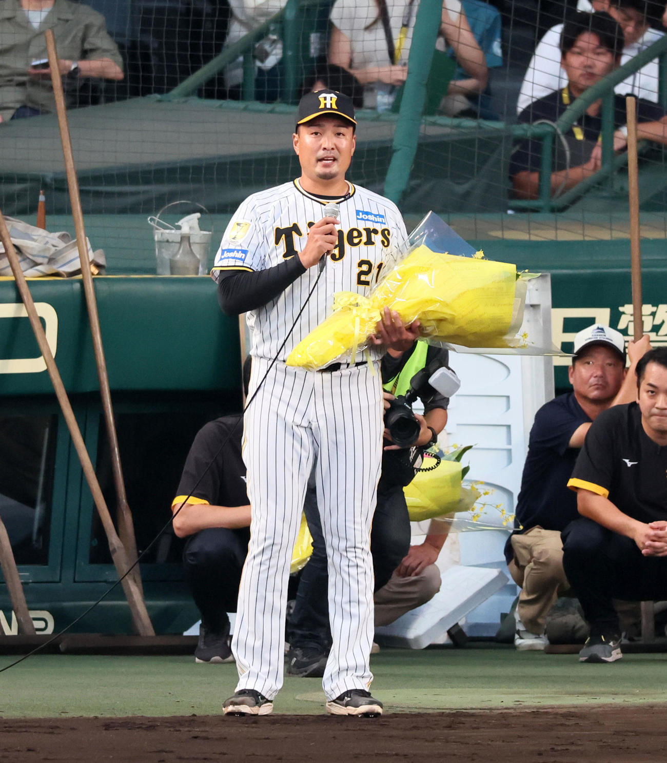 阪神対DeNA　ファイナルピッチセレモニーを終えあいさつする秋山（撮影・加藤哉）
