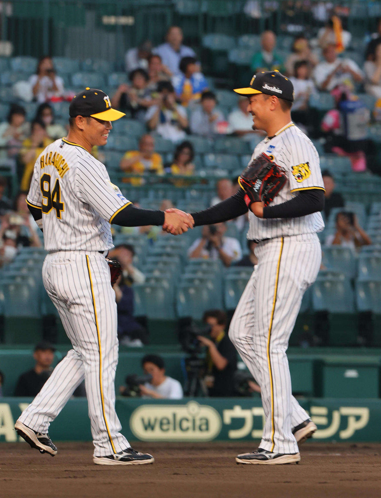 阪神対DeNA　ファイナルピッチを終えた阪神秋山（右）は球を受けた原阪神口と握手する（撮影・上山淳一）