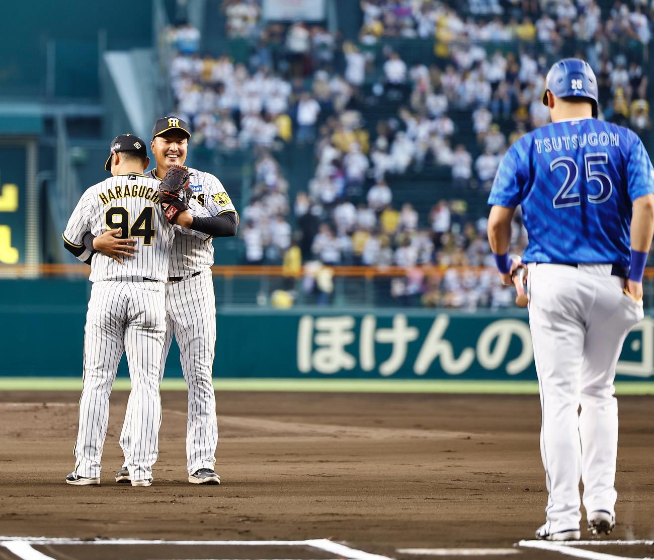 阪神対DeNA　ファイナルピッチャーセレモニーを終え、原口と抱き合う阪神秋山。打者DeNA筒香（撮影・藤尾明華）