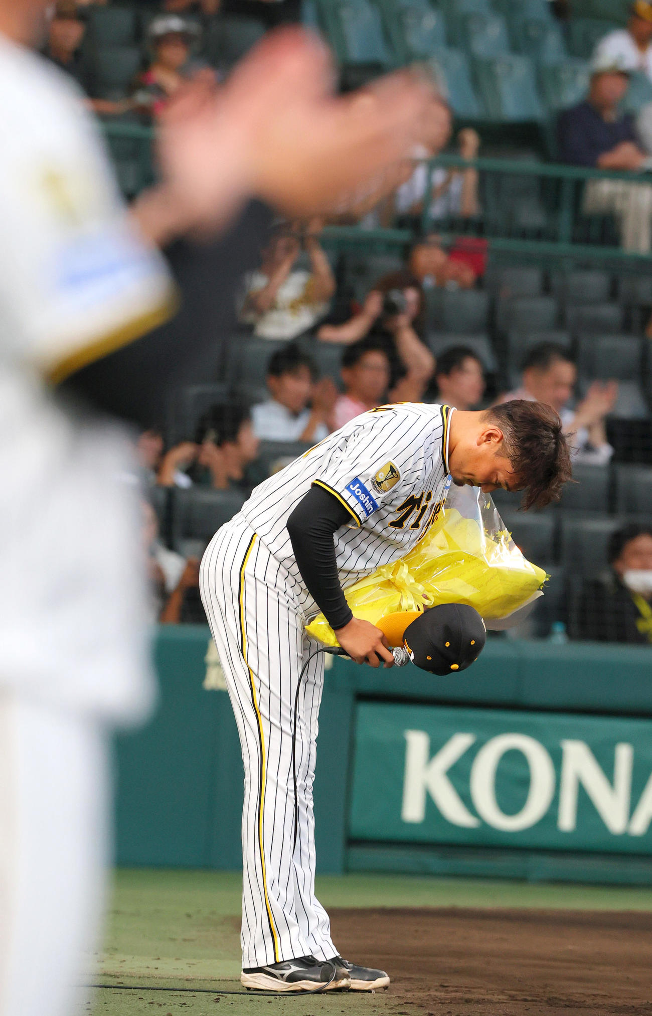 阪神対DeNA　ファイナルピッチを終えた阪神秋山拓巳はファンにあいさつし一礼する（撮影・上山淳一）