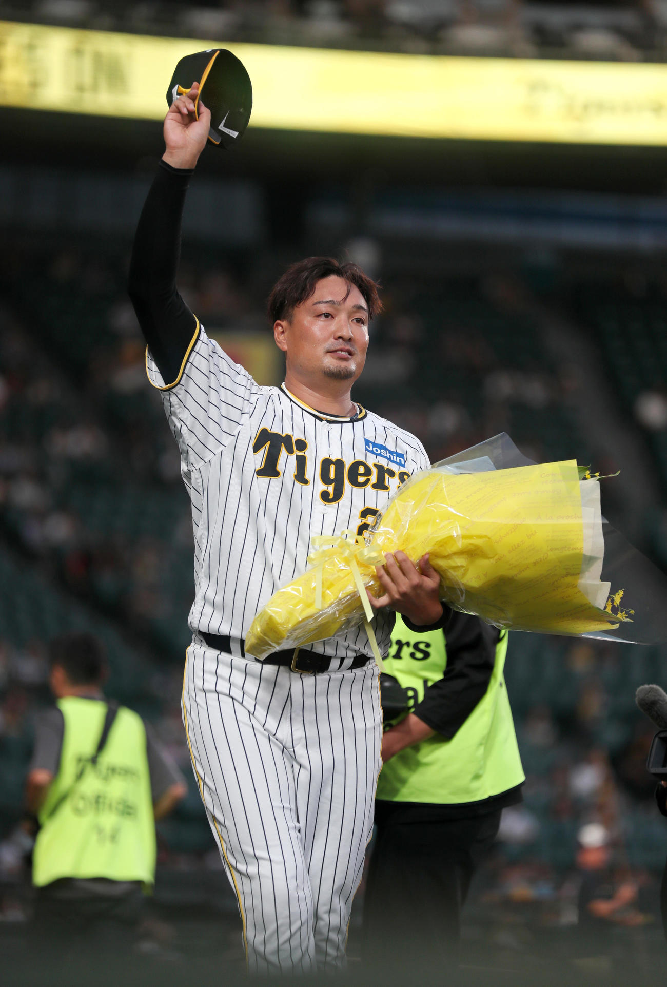阪神対DeNA　ファイナルピッチを終えた阪神秋山はスタンドの声援に応える（撮影・上山淳一）