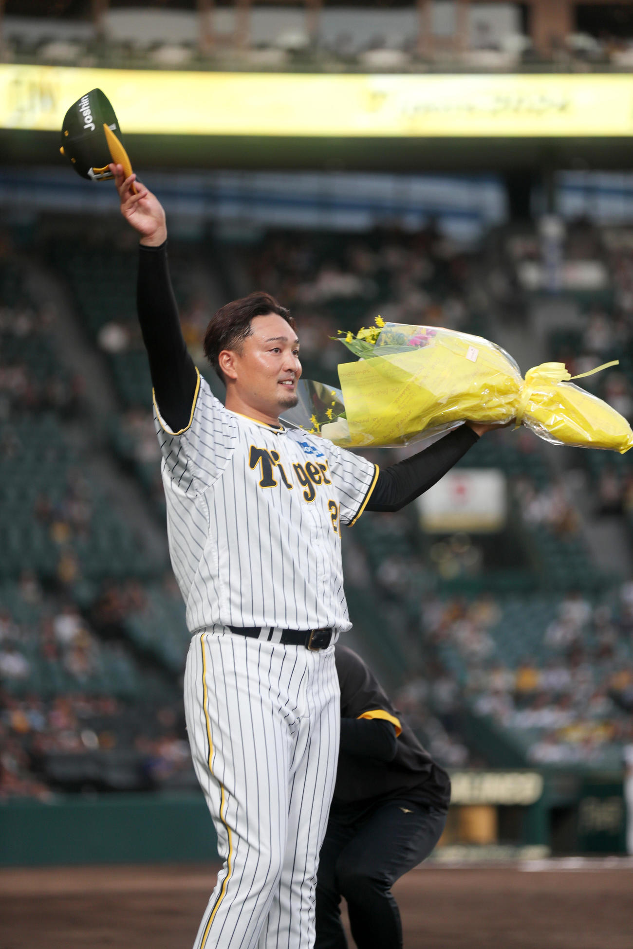 阪神対DeNA　ファイナルピッチを終えた阪神秋山はスタンドの声援に応える（撮影・上山淳一）