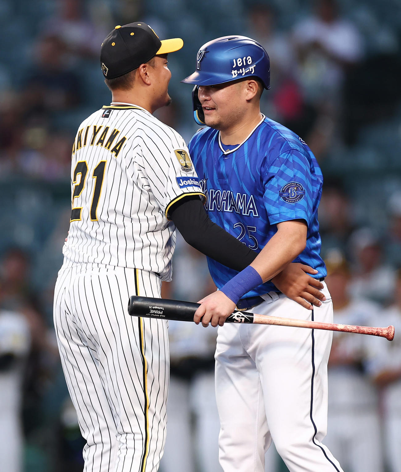 阪神対DeNA　ファイナルピッチセレモニーで打者を務めたDeNA筒香（右）と抱き合う阪神秋山（撮影・前田充）