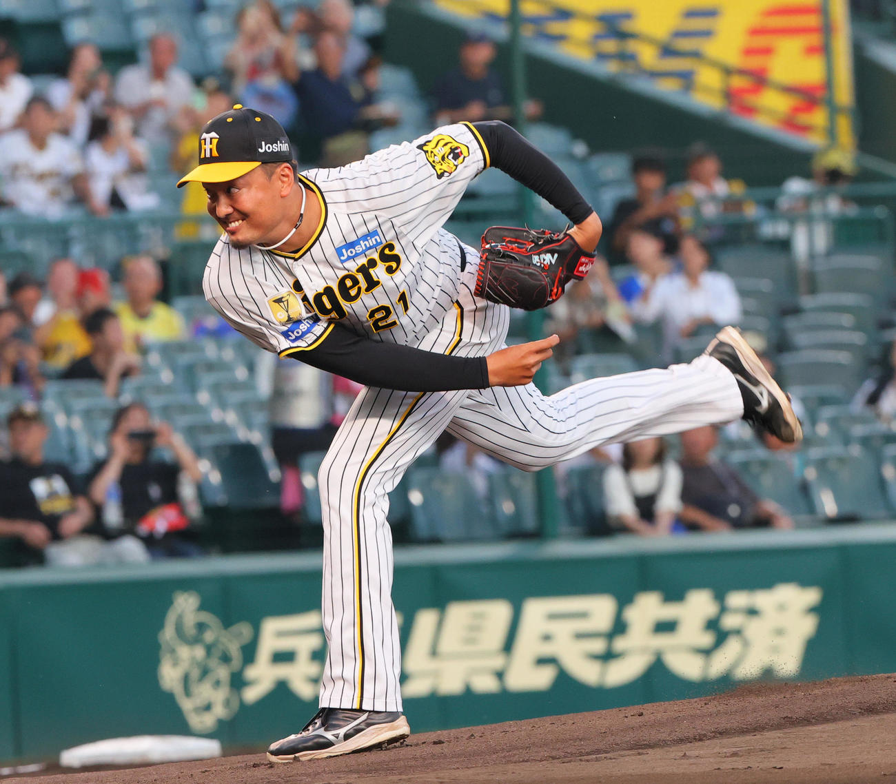 阪神対DeNA　ファイナルピッチセレモニーで投球する阪神秋山（撮影・上山淳一）