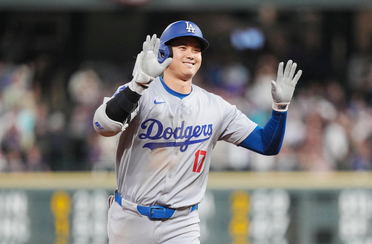 ロッキーズ対ドジャース　6回表ドジャース無死二、三塁、右越えに54号3点本塁打を放ち、笑顔でポーズをとる大谷（2024年9月27日撮影）