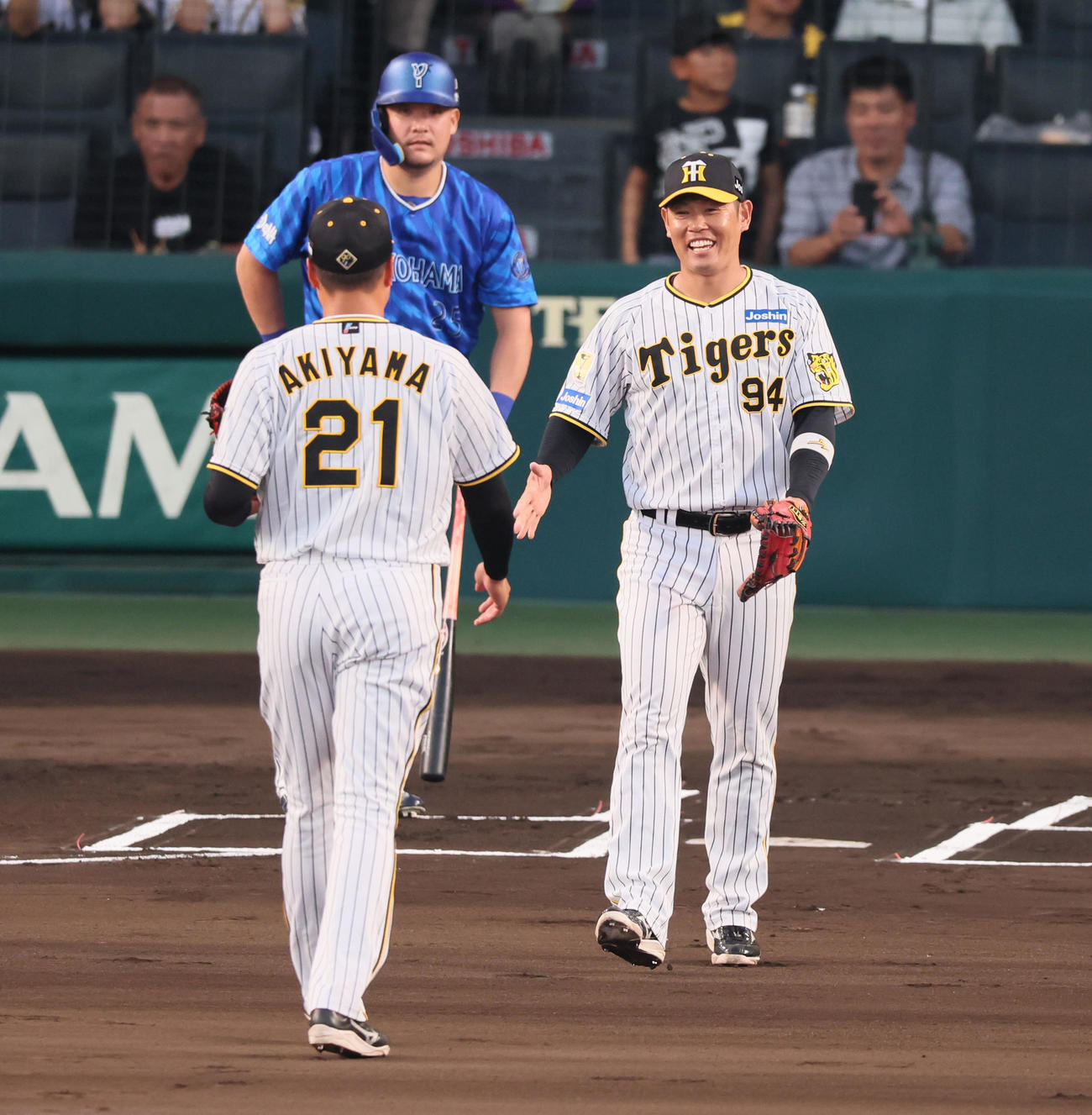阪神対DeNA　ファイナルピッチセレモニーに登場しボールを受けた原口（右）は秋山と抱擁（撮影・加藤哉）