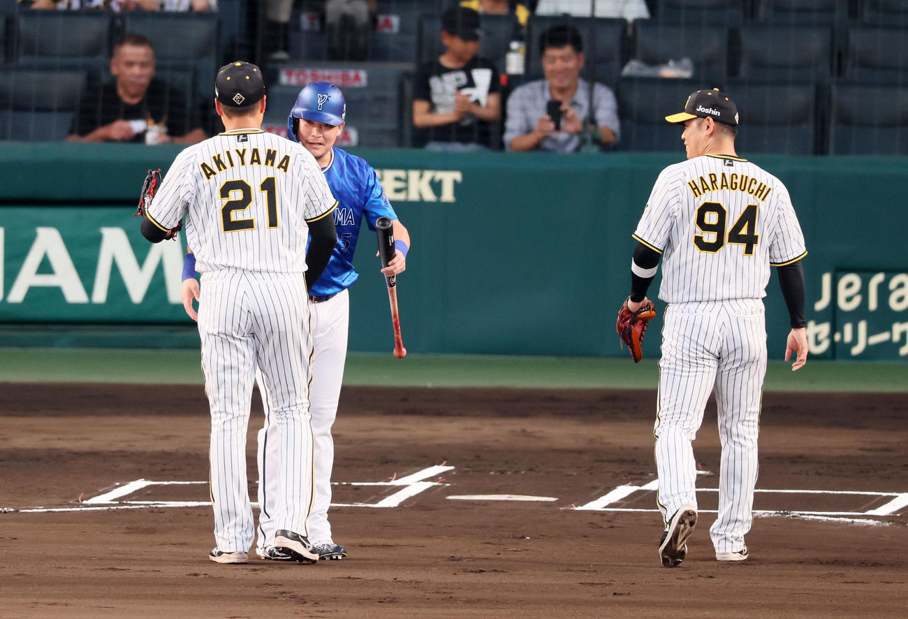 阪神対DeNA　ファイナルピッチセレモニーで打席に立ったDeNA筒香（中央）は秋山とハグ。右は原口（撮影・加藤哉）