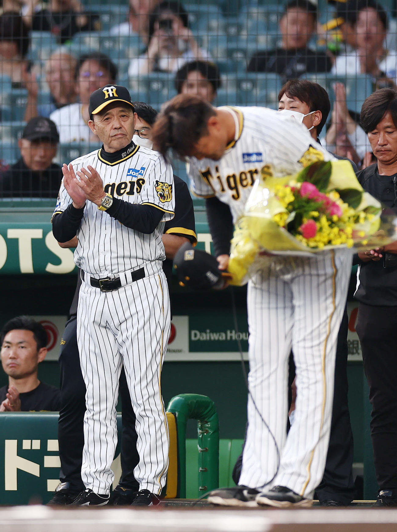 阪神対DeNA　ファイナルピッチセレモニーであいさつした阪神秋山（右）に拍手を送る岡田監督（撮影・前田充）