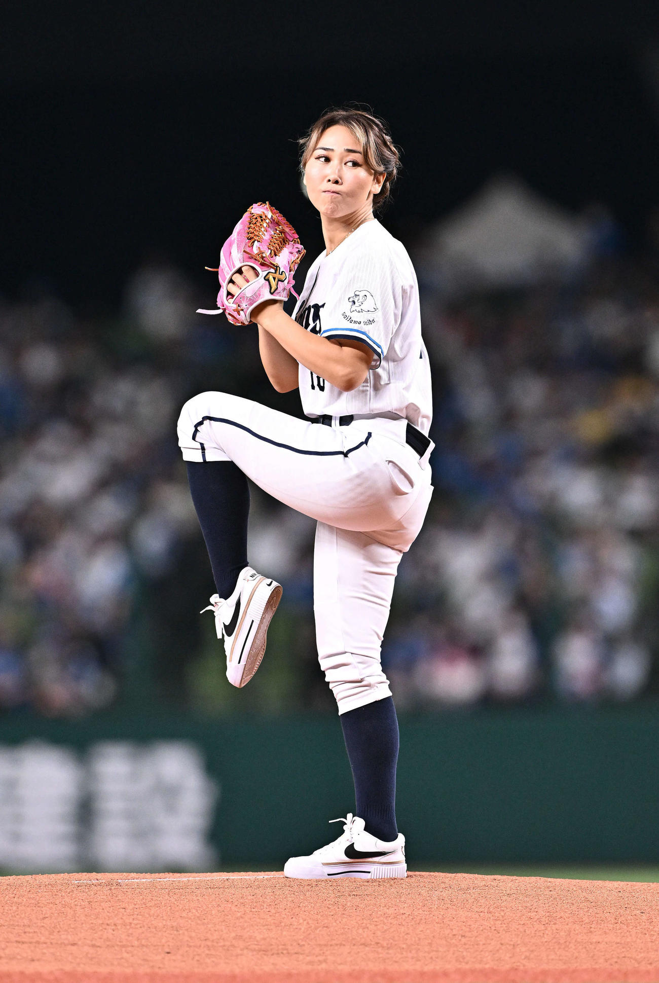 西武対日本ハム　始球式に臨む野村沙亜也さん（撮影・滝沢徹郎）