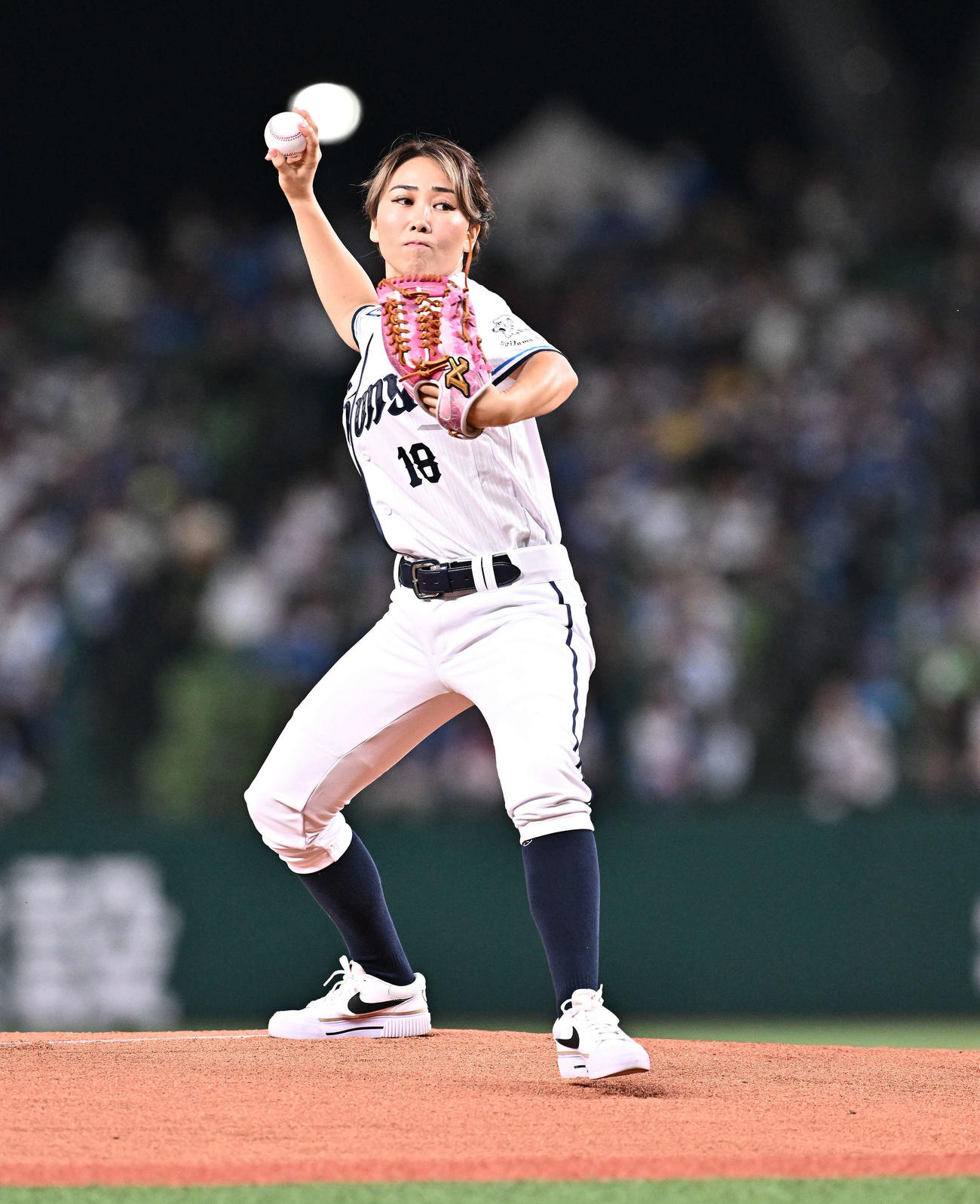 西武対日本ハム　始球式に臨む野村沙亜也さん（撮影・滝沢徹郎）