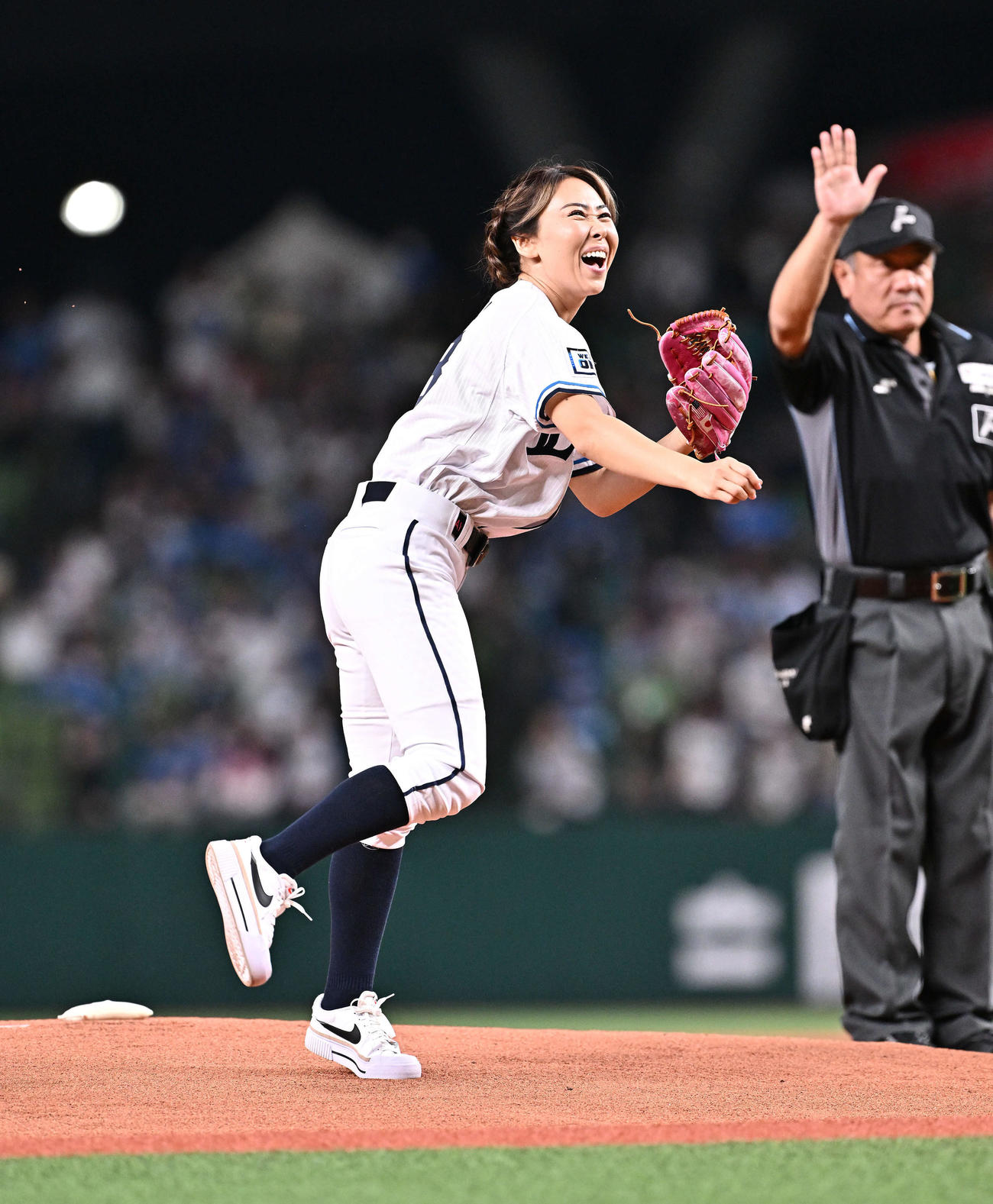 西武対日本ハム　始球式に臨む野村沙亜也さん（撮影・滝沢徹郎）