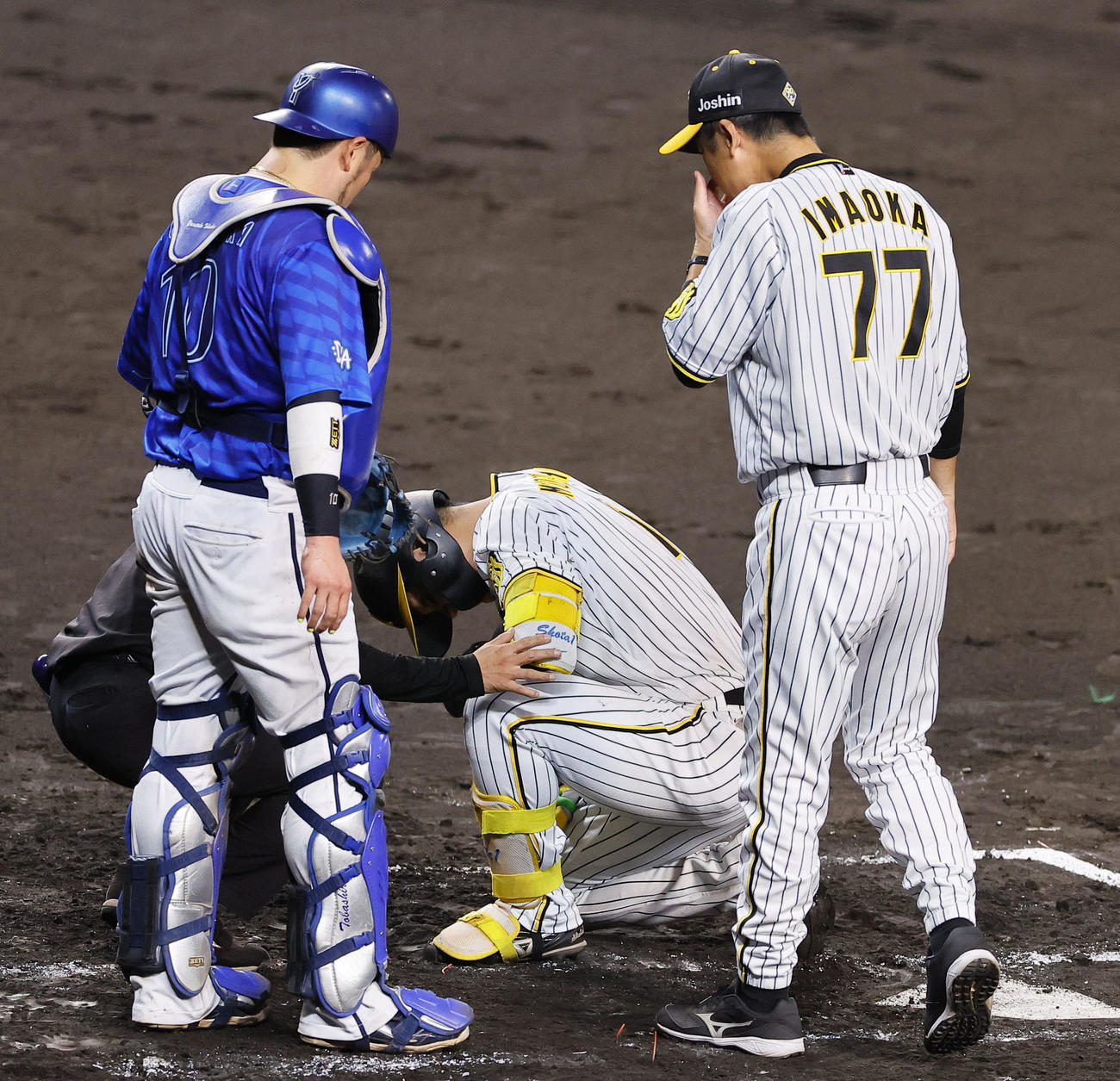 阪神対DeNA 4回裏阪神1死、死球を受けしゃがみ込む森下（撮影・藤尾明華）