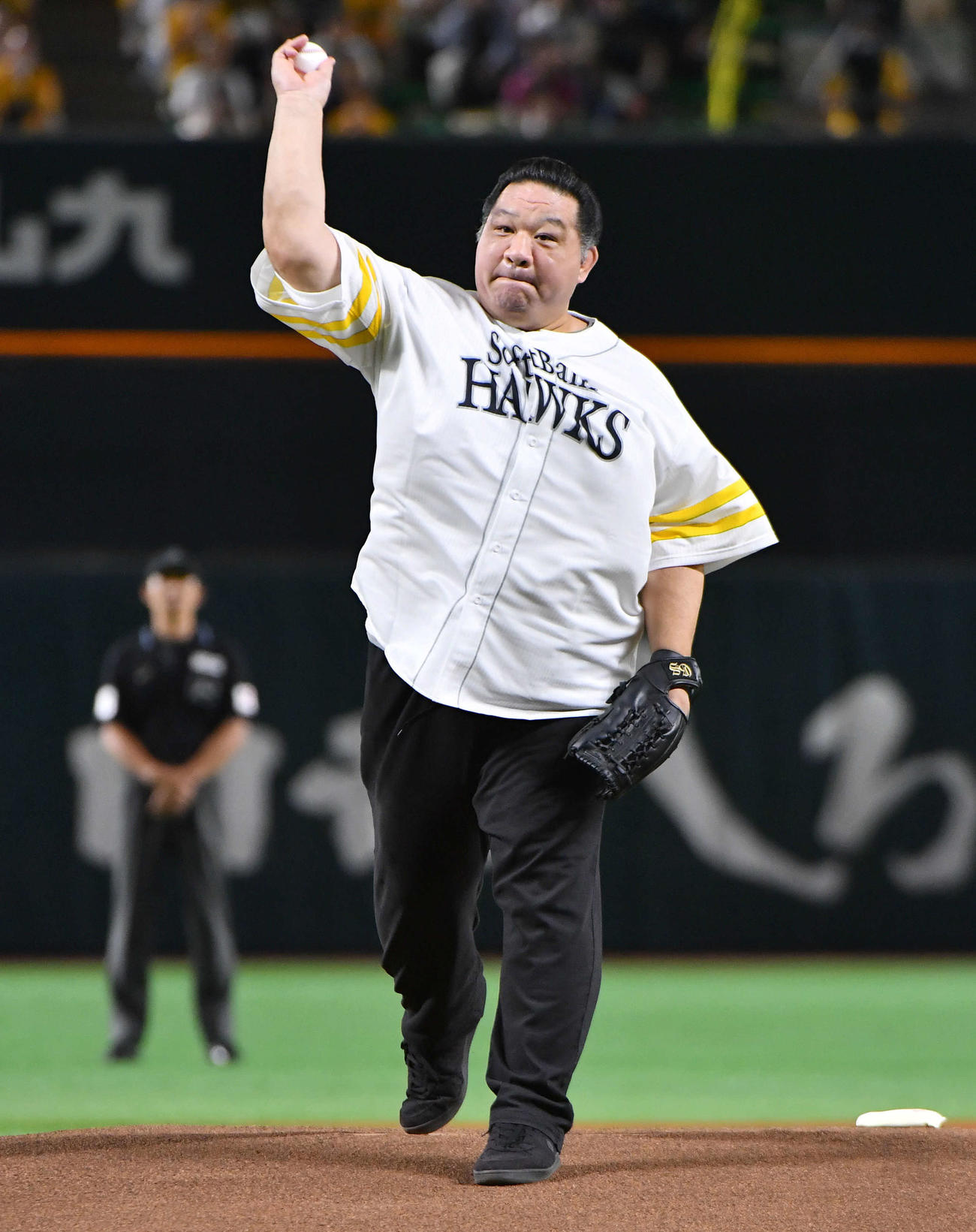 ソフトバンク対オリックス　始球式を行う、元大関魁皇の浅香山親方（撮影・岩下翔太）