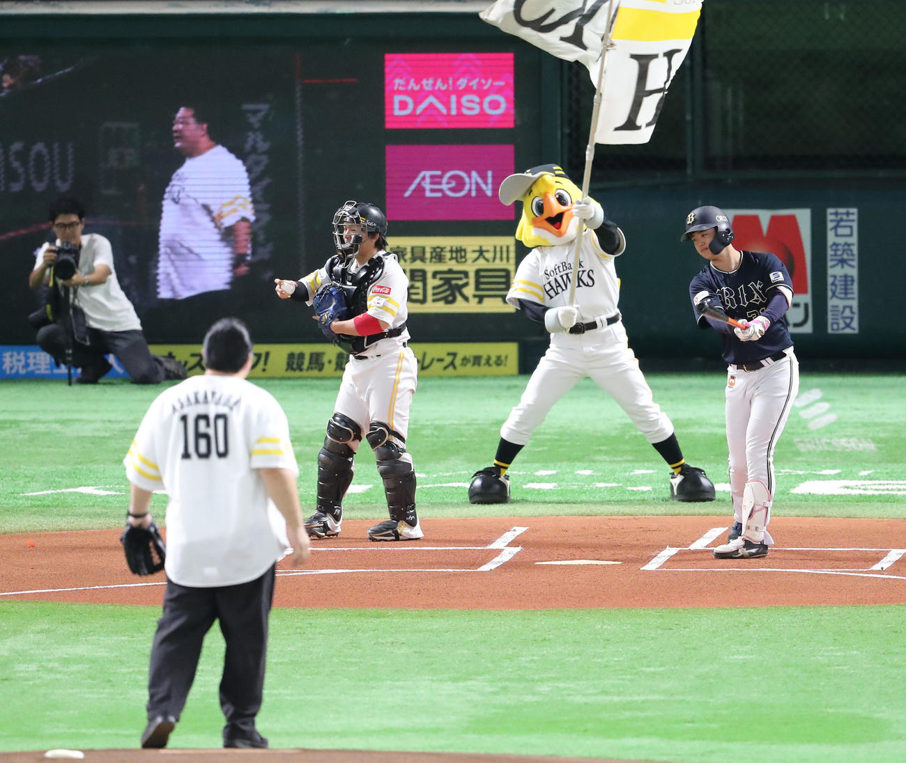 ソフトバンク対オリックス　浅香山親方の始球式（撮影・梅根麻紀）