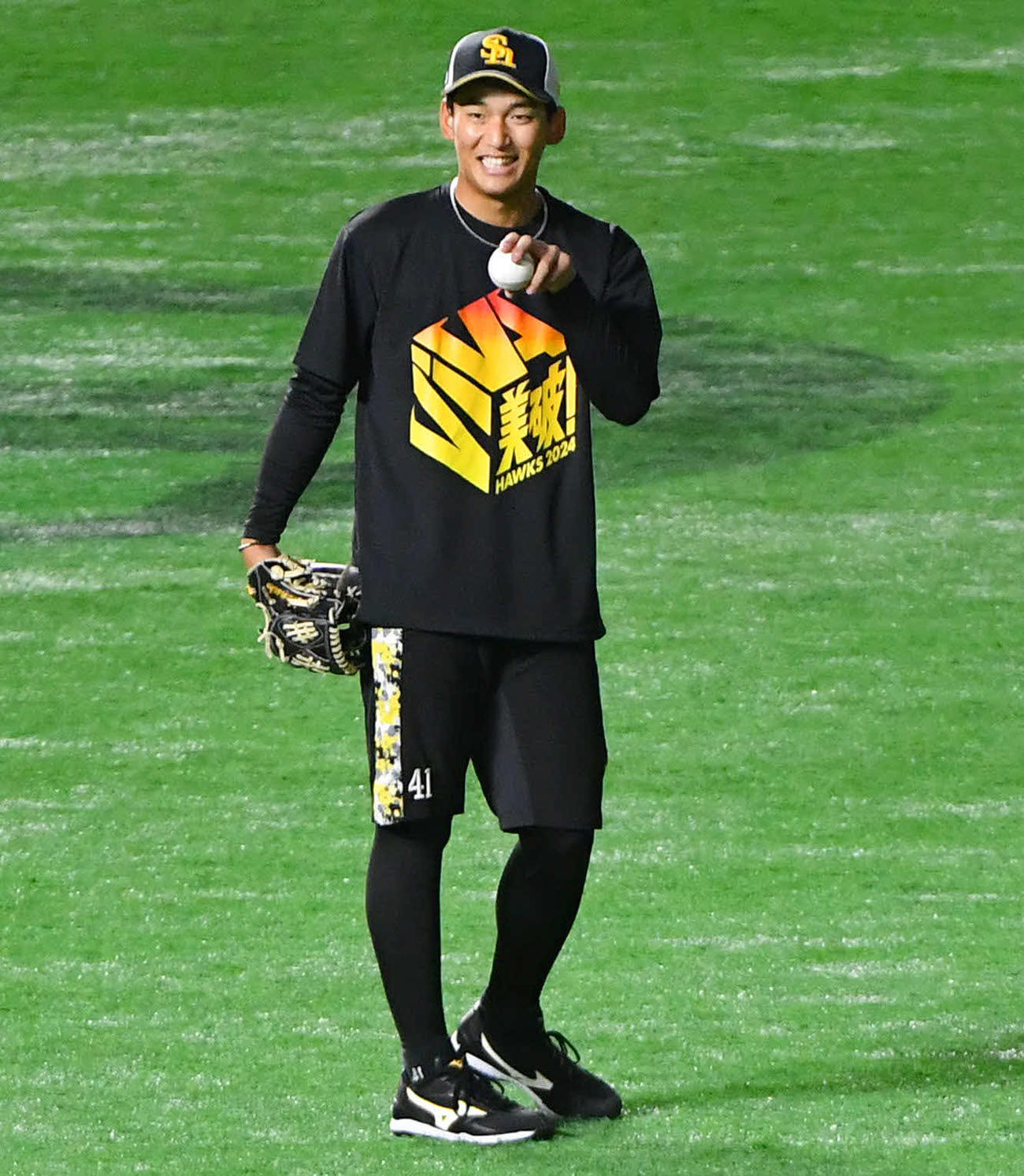 ソフトバンク対オリックス　笑顔でキャッチボールを行う前田悠（撮影・岩下翔太）