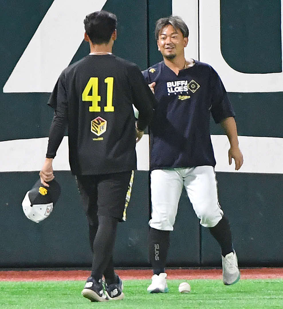 ソフトバンク対オリックス　ソフトバンク前田悠（左）からあいさつされるオリックス森（撮影・岩下翔太）